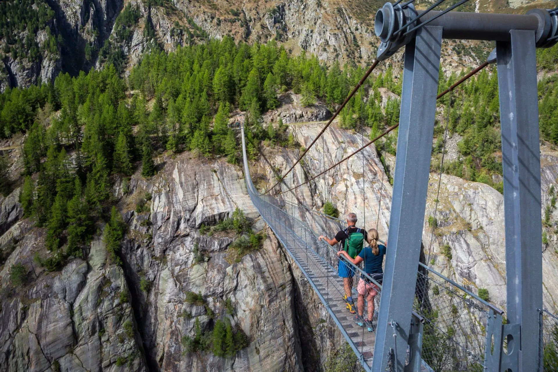 Hiking over the Aspi-Titter suspension bridge