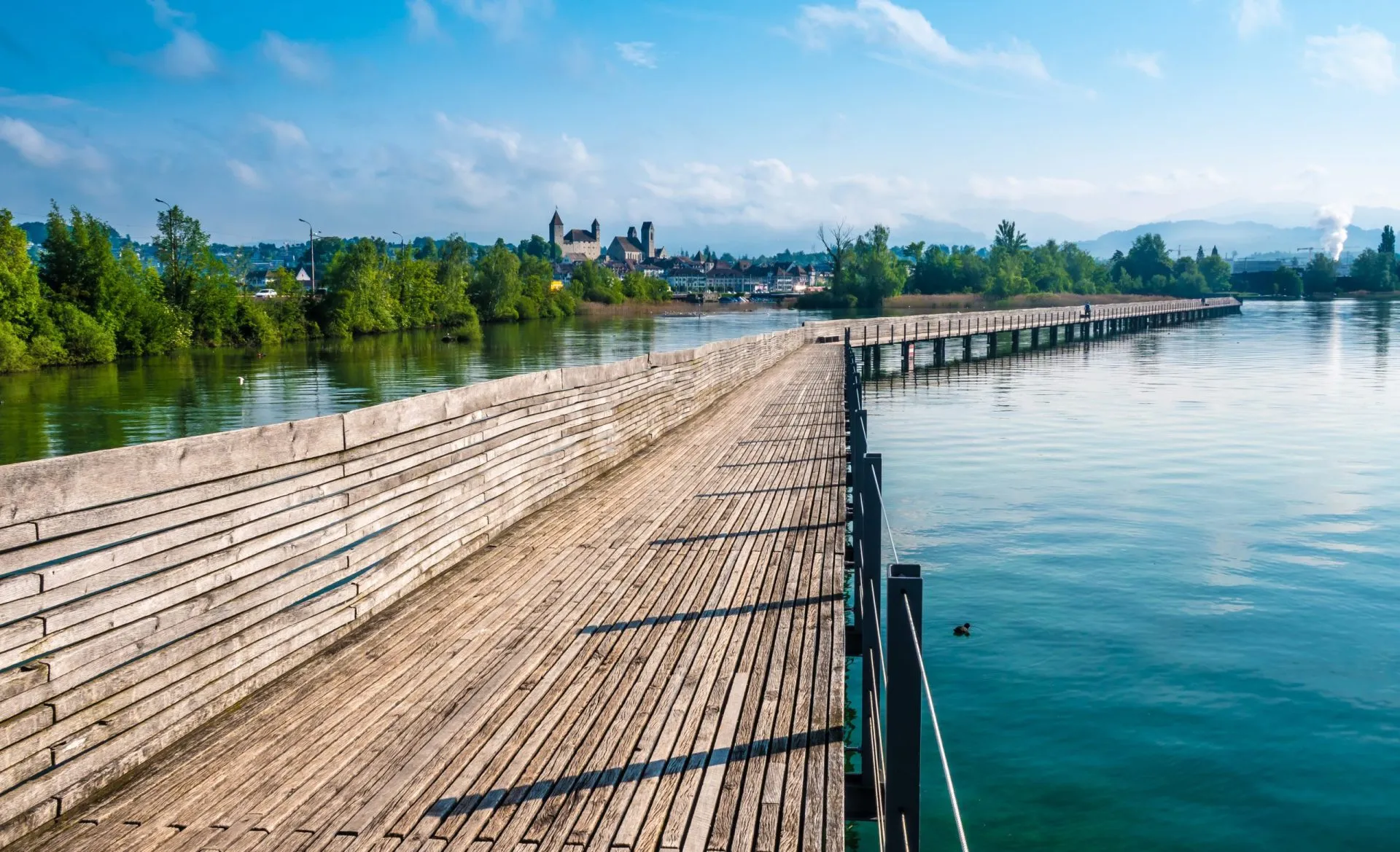 El holzsteg un puente peatonal de madera que cruza el lago de zurich