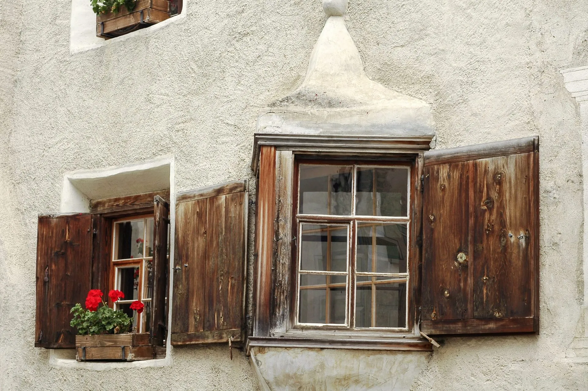 Fenêtres en bois dans le village de Berguen